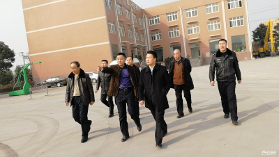 向斌检查城区安全生产工作 要求完善道路防护设施