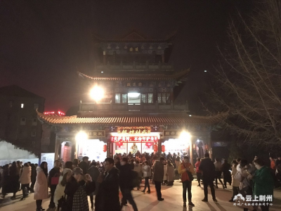 除夕夜章华寺内人山人海 多警种保障庙会安全有序