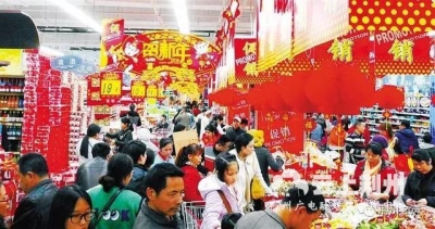春节临近年味渐浓 荆州市民纷纷赶大集置办年货