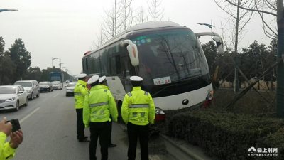 昨日荆州一客车骑上花坛，12名乘客被困车内……