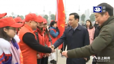 吴朝安代表市委市政府慰问春运志愿者