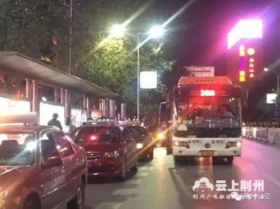 荆州开通38路夜班车 满足沙市中学夜自习师生需求
