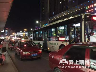 私家车、的士霸占公交站 市民无奈路中央上下车