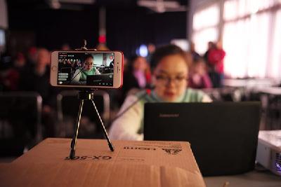 武汉独腿女孩用两张照片向习近平讲述：8年如何助盲人看电影