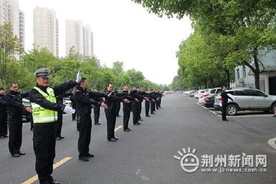 石首交警开展交通指挥手势强化培训 推进执法规范化