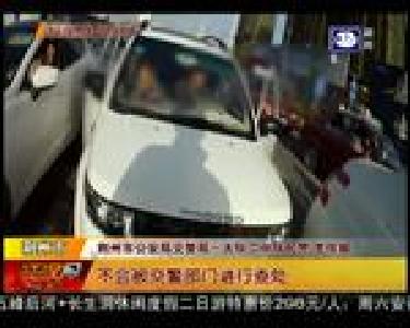 违规四轮车上路 逆行变道太惊险