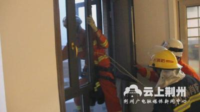 荆州消防“蜘蛛侠”再战高空 悬空27米紧急救出2岁女童
