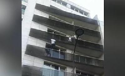 马里难民徒手爬四楼救小孩感动法国，获马克龙接见授予法国籍