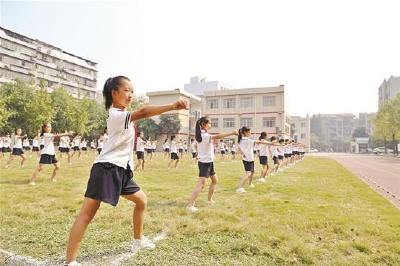 荆州红星路小学翰墨飘香二十八载 师生同跳书法操