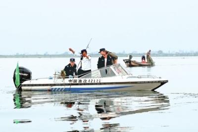 监利、洪湖联合开展清除洪湖湿地有害渔具执法行动