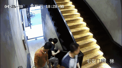 男子抢夺路人手机，结果懵了！没想到人家是刑警 