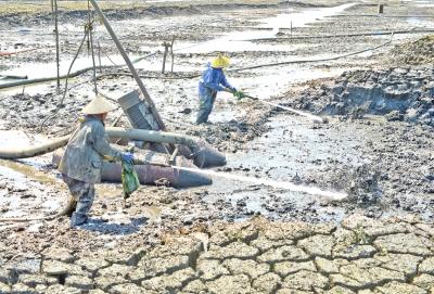 现场：高压水枪冲刷长湖庙湖湖底淤泥