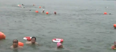 荆州市近300名游泳爱好者畅游荆江庆“五一”
