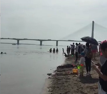 昨日，宝塔湾段俩青年落水，一人获救，一人失踪