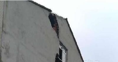 昨日凌晨，监利县柘木乡遭雷电袭击，多户民房、家电受损