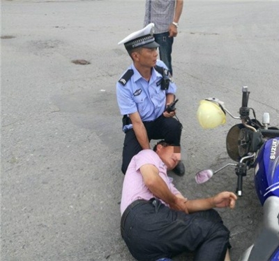 暖心！车祸现场，荆州交警用手托举伤者头部20多分钟……
