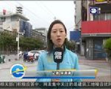 广告牌铁皮松动 安全隐患路人担忧