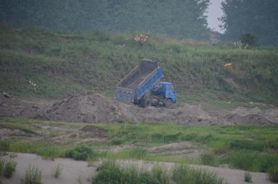 胆子大！公安县有团伙非法采砂开挖河堤 民警一锅端