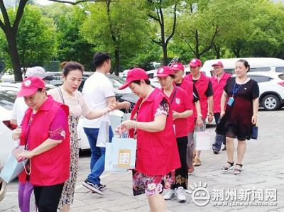 荆州市总工会与文化宫社区开展纸扇粽香倡文明活动