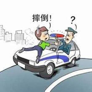 民警扶摔倒大妈反被讹，监控证明清白后遭怼：看见警车吓的！