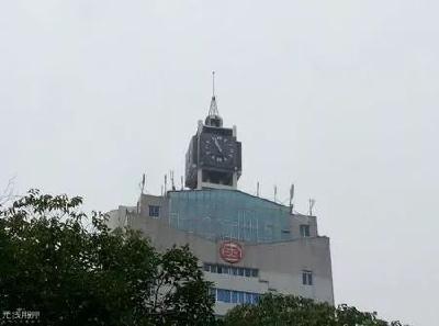 荆州的这座大钟又走起来了……看到第几张图，你想起了和TA的故事！