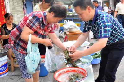 古城爱心涌动 市民燃情买粽