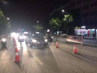 荆州民警新北门外夜查酒驾 6名司机被查获