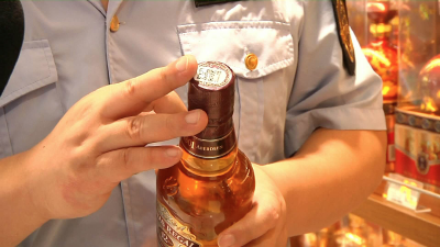荆州突查城区洋酒市场 一批“问题”洋酒被查