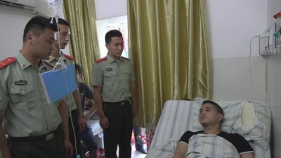 荆州消防官兵火海救出3人 人工呼吸救昏厥学子