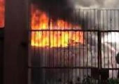 今日下午，十号路沙市木材市场发生火灾，消防队员正在灭火