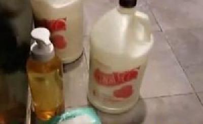 理发师为什么戴手套给你洗头？媒体：“大桶洗”多为三无产品