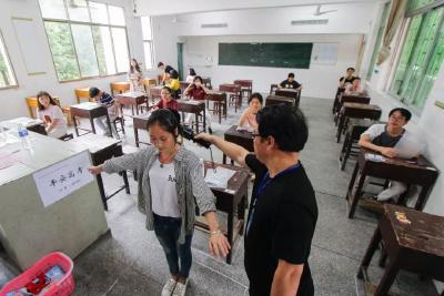 起底作弊产业“一条龙”：橡皮、纱巾伪装成“答案显示器”