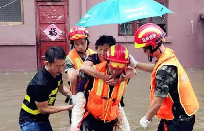 暴雨中，这些感人瞬间，温暖每一个人…