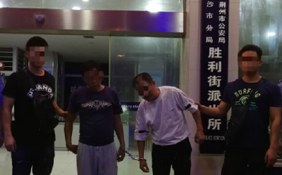 两男子北京路公交站台行窃，反扒民警飞奔百米扑倒窃贼