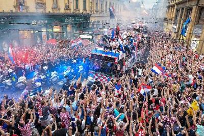 凯旋！克罗地亚队回国30万人迎接，20公里路走了5小时