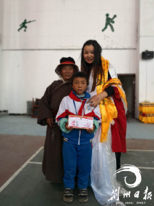 一个迟到了三年的拥抱：荆州宝妈资助玉树贫困孩子