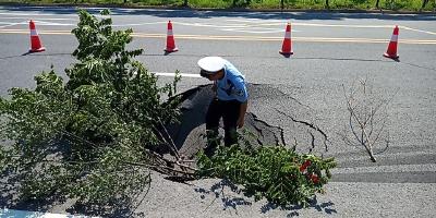 上海大道黄渊村路段道路塌陷 民警现场及时处置