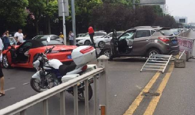 事发江津西路！保时捷与SUV相撞，4车