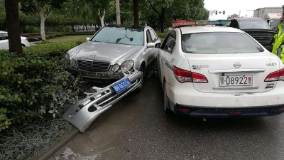 小车司机遇交警检查疯狂倒车 撞花坛后被成功截获