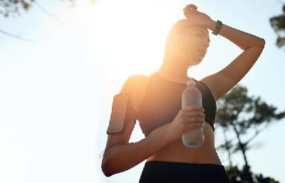 三伏天跑步该喝多少水？9个症状说明你已处于脱水状态