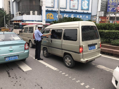 6月至今 查获近千起违规贴膜面包车