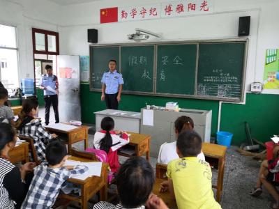 暑期来临 荆州交警进学校开展交通安全教育