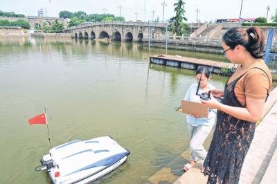 高科技产品来了！无人艇护城河上自动监测水质