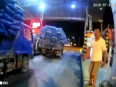 拖拉机“智”闯高速  民警及时拦截