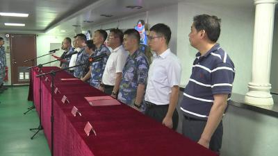 周静率荆州市代表团慰问“荆州舰”官兵