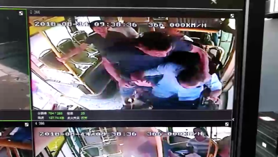 V视丨男子在公交车上吸烟 司机劝导反遭暴打