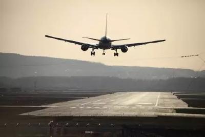 武汉天河机场塔台遭无线电干扰，飞行员准备降落却听到治肾亏广告……