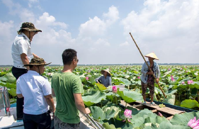 新华网丨守护一湖碧水——新时代的“洪湖护卫队”