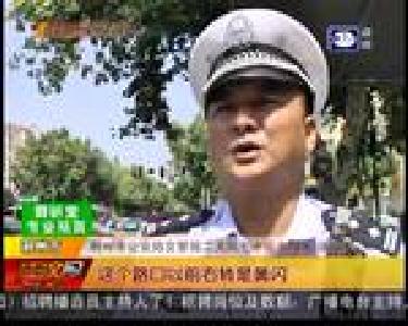 保障行人安全过马路 民警调整信号灯