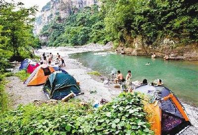 荆州市民暑期出行增多“避暑游”迎来小高峰
